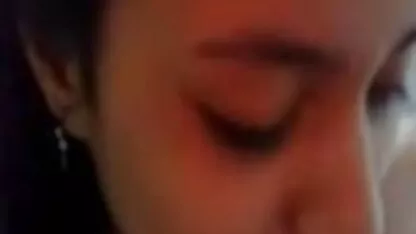 काउंटर पर एक ऊब सुंदरता को देखते हुए, इंग्लिश फुल सेक्स फिल्म बारटेंडर ने उसे लेने और उसे चोदने का फैसला किया, कुतिया को काउंटर पर बिठाते हुए, उसने देखा कि एक डिक उसके पैरों के बीच लटका हुआ था, लेकिन उसने उसे अपने संकीर्ण गधे में धूम्रपान करने वाले डिक को चलाने से नहीं रोका।