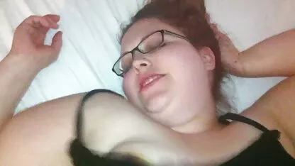 एक गंजा सेक्सी सेक्सी हिंदी मूवी वीडियो आदमी के साथ busty लड़की fucks बड़बड़ाते हुए