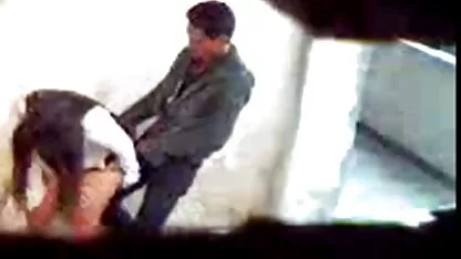 चूत चोदने के सेक्स मूवी हिंदी एचडी लिए चूत को एक चेकदार मोज़ा में रख देती है और उसकी गांड में एक ब्रश घुसा देती है