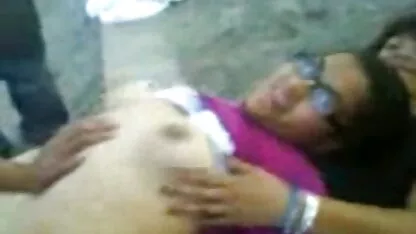 एक आदमी के सामने दो सेक्सी आवारा लड़की कैंसर को गले लगाती है हिंदी सेक्सी एचडी मूवी वीडियो और गुदा में चुदाई करती है