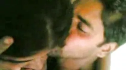 दोस्त दो युवा, सेक्स के लिए सेक्सी लड़कियों को जन्म देता है। निर्देशक बनने का नाटक करते हुए, वह कैमरे पर सेक्सी हिंदी पिक्चर मूवी और अपने सोफे पर अपने छोटे से छेद में इन युवा वेश्याओं को कड़ी मेहनत से चोदता है